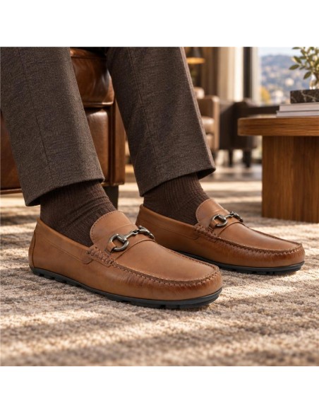 Mocasín de piel con hebilla color cuero