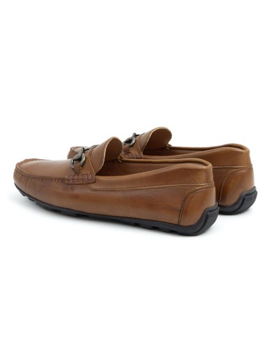 Mocasín de piel con hebilla color cuero