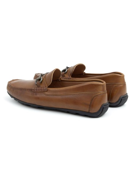 Mocasín de piel con hebilla color cuero
