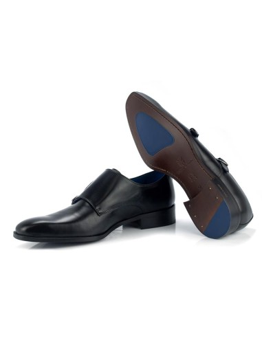 Zapato con hebilla de piel con dos  hebillas color negro