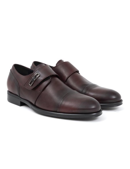 Zapato con hebilla de piel con dos  hebillas color burdeos