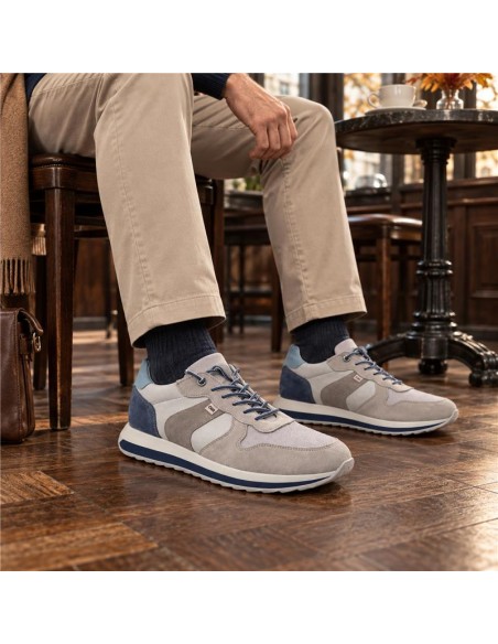 Deportivo de ante liso color gris