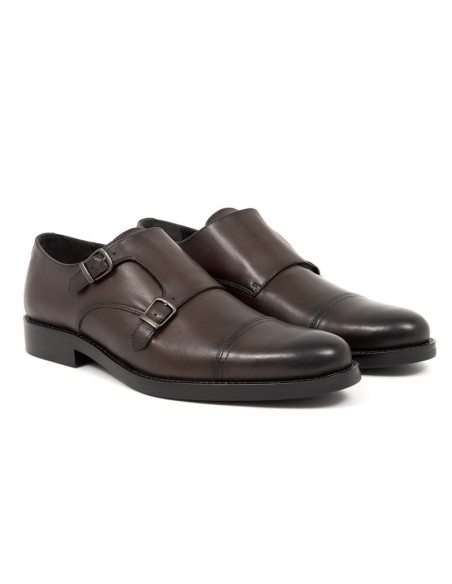 Zapato con hebilla de piel con dos  hebillas color cuero