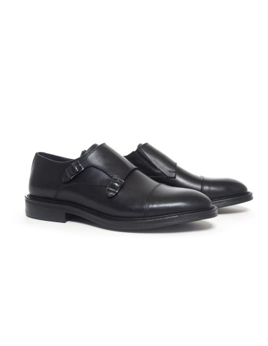 Zapato con hebilla de piel con dos  hebillas color negro