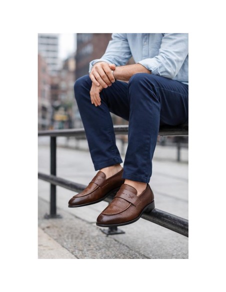 Mocasín de piel con antifaz color cuero