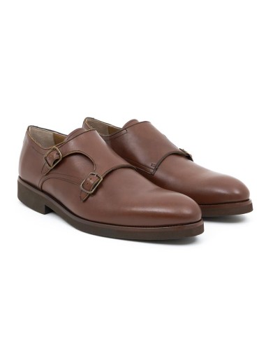 Zapato con hebilla de piel con dos  hebillas color cuero