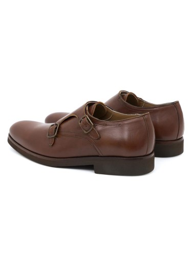Zapato con hebilla de piel con dos  hebillas color cuero