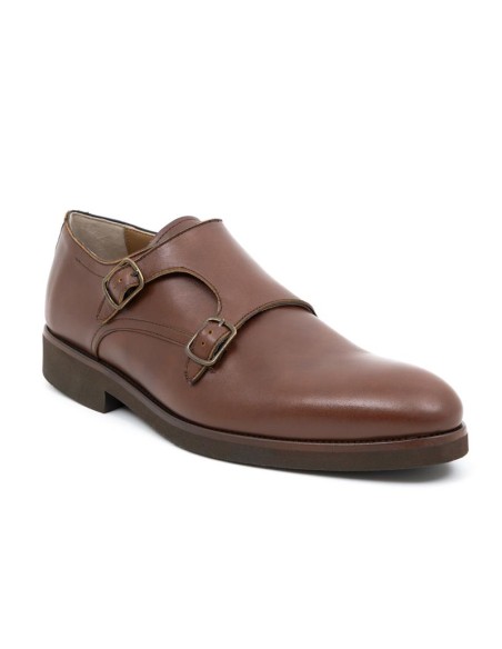 Zapato con hebilla de piel con dos  hebillas color cuero