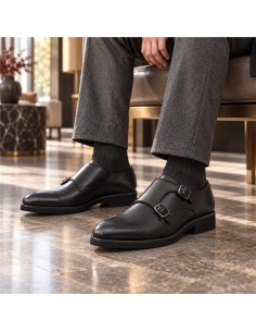 Zapato con hebilla de piel con dos  hebillas color negro