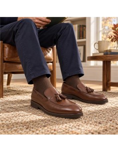 Mocasín de piel con borlas color cuero