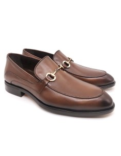 Mocasín de piel con hebilla color cuero