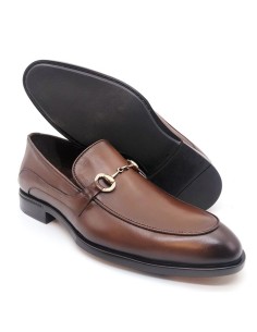 Mocasín de piel con hebilla color cuero 2