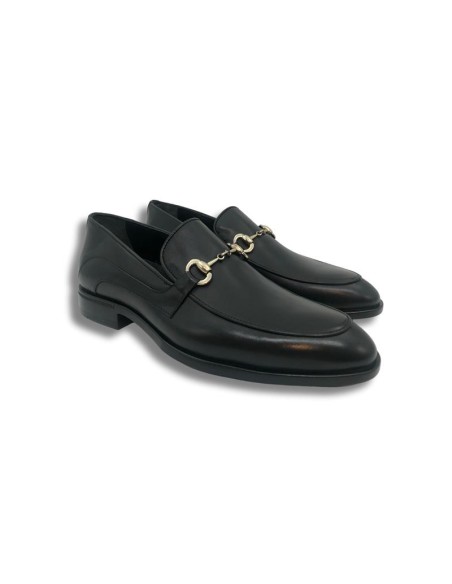 Mocasín de piel con hebilla color negro