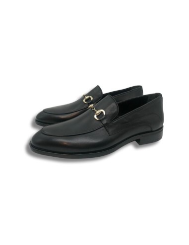 Mocasín de piel con hebilla color negro