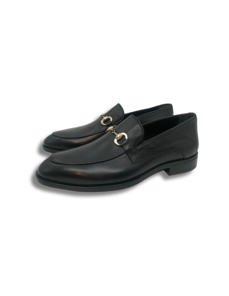Mocasín de piel con hebilla color negro
