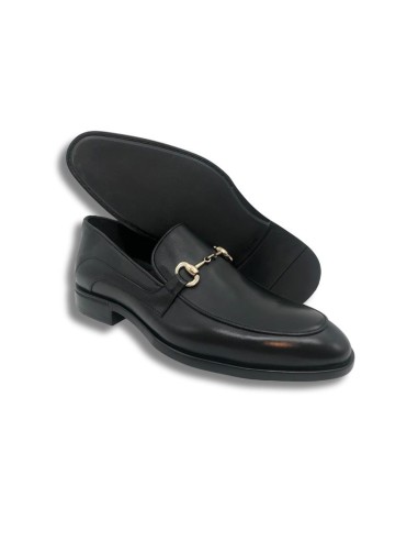 Mocasín de piel con hebilla color negro