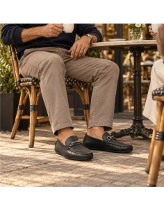 Mocasín de piel con aplique metálico color negro