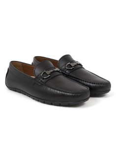 Mocasín de piel con aplique metálico color negro 2