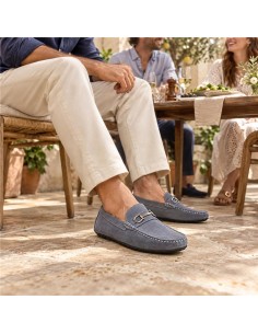 Mocasín de ante con aplique metálico color azul
