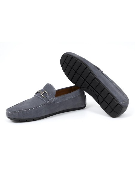Mocasín de ante con aplique metálico color azul