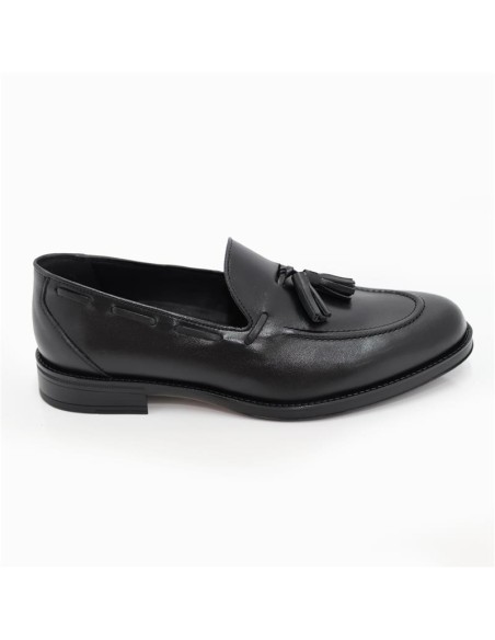 Mocasín de piel con borlas color negro