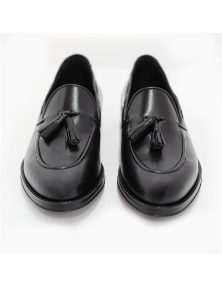 Mocasín de piel con borlas color negro