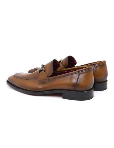 Mocasín de piel con hebilla color cuero