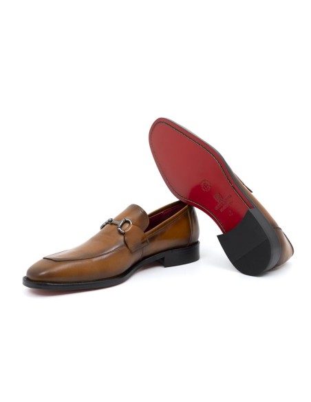 Mocasín de piel con hebilla color cuero