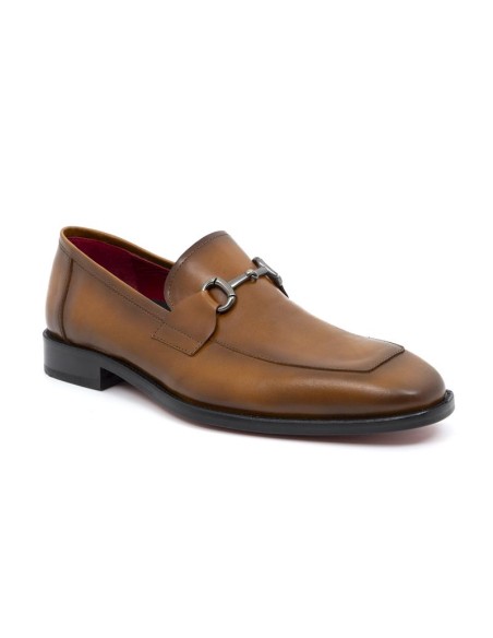 Mocasín de piel con hebilla color cuero