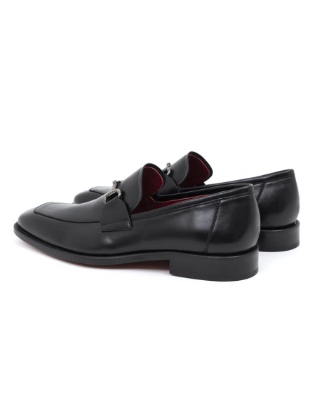 Mocasín de piel con hebilla color negro