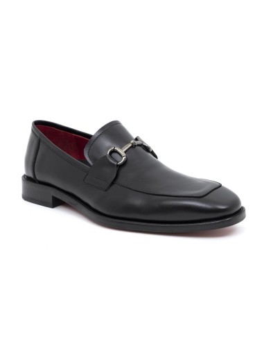 Mocasín de piel con hebilla color negro