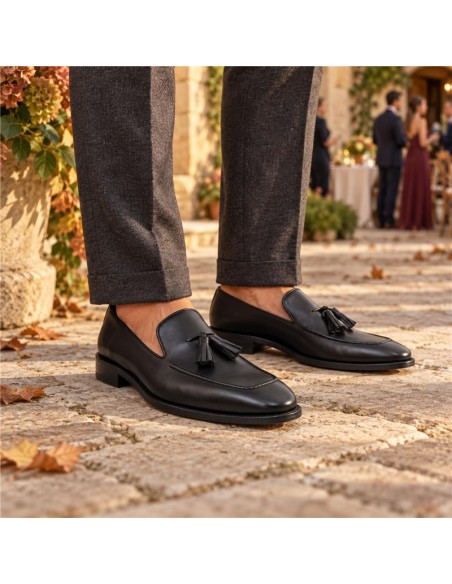 Mocasín de piel con borlas color negro