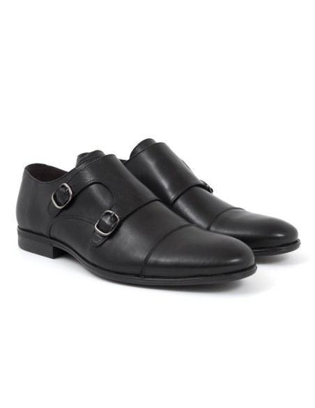 Zapato con hebilla de piel con dos  hebillas color negro