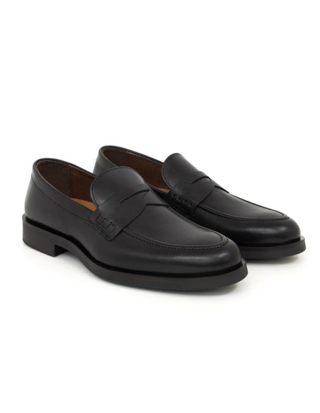 Mocasín de piel acabado a mano color negro