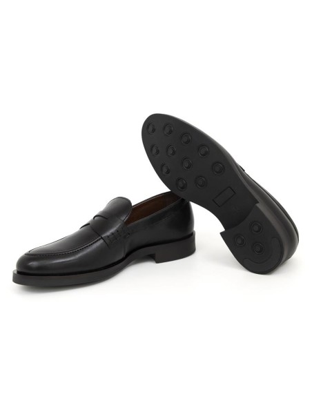 Mocasín de piel acabado a mano color negro