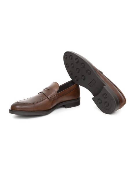Mocasín de piel acabado a mano color marrón