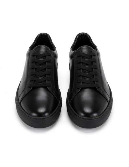 Deportivo de piel liso color negro