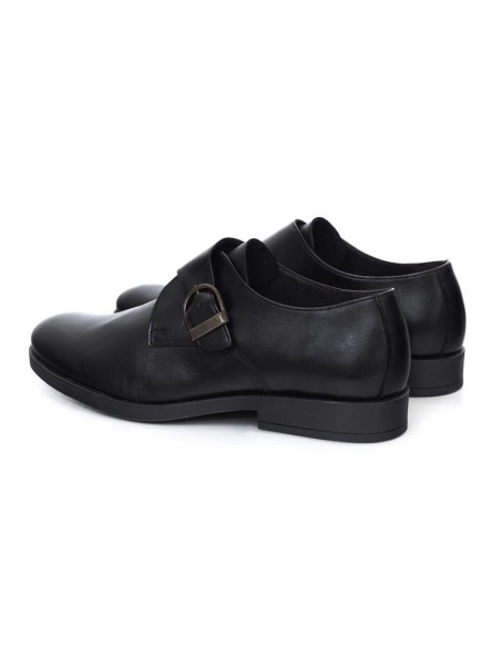 Zapato con hebilla de piel acabado a mano color negro