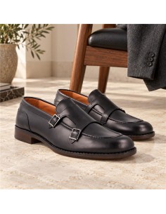 Zapato con hebilla de piel con dos  hebillas color negro