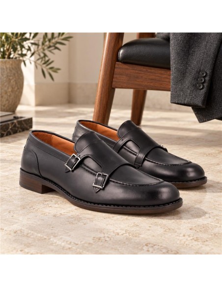 Zapato con hebilla de piel con dos  hebillas color negro
