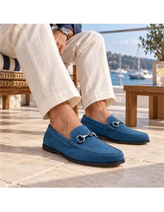 Mocasín de ante con aplique metálico color azul