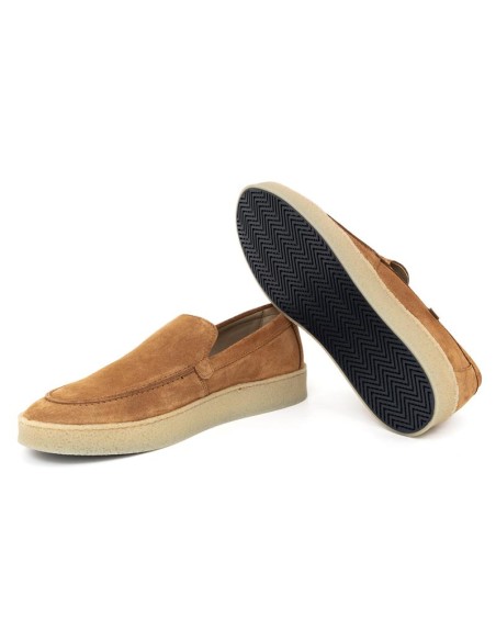Mocasín de ante con costura color camel