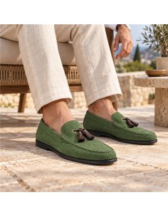 Mocasín de ante con borlas color verde