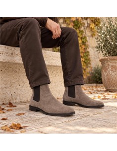 Botines Chelsea de ante con elástico lateral color beige