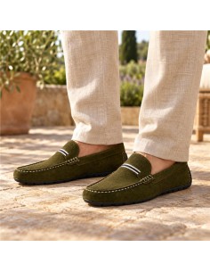 Mocasín de ante acabado a mano color beige