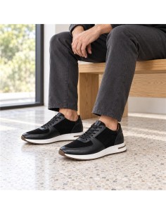 Deportivo de piel liso color negro