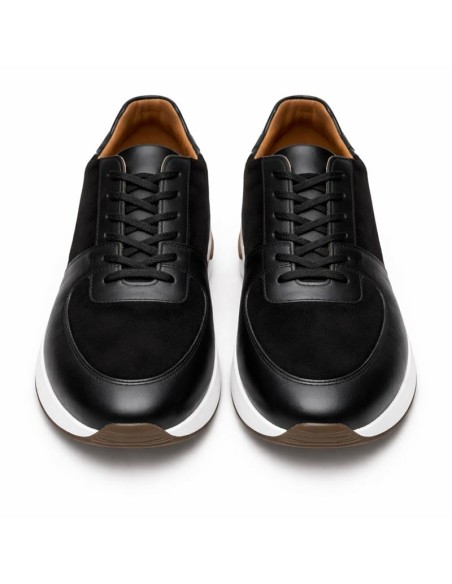 Deportivo de piel liso color negro