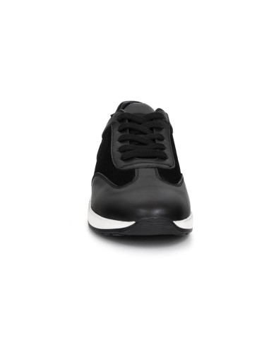 Deportivo de piel liso color negro