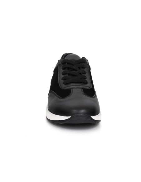 Deportivo de piel liso color negro