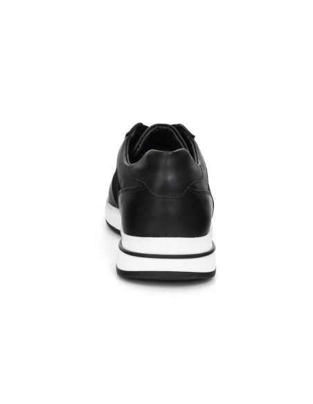 Deportivo de piel liso color negro